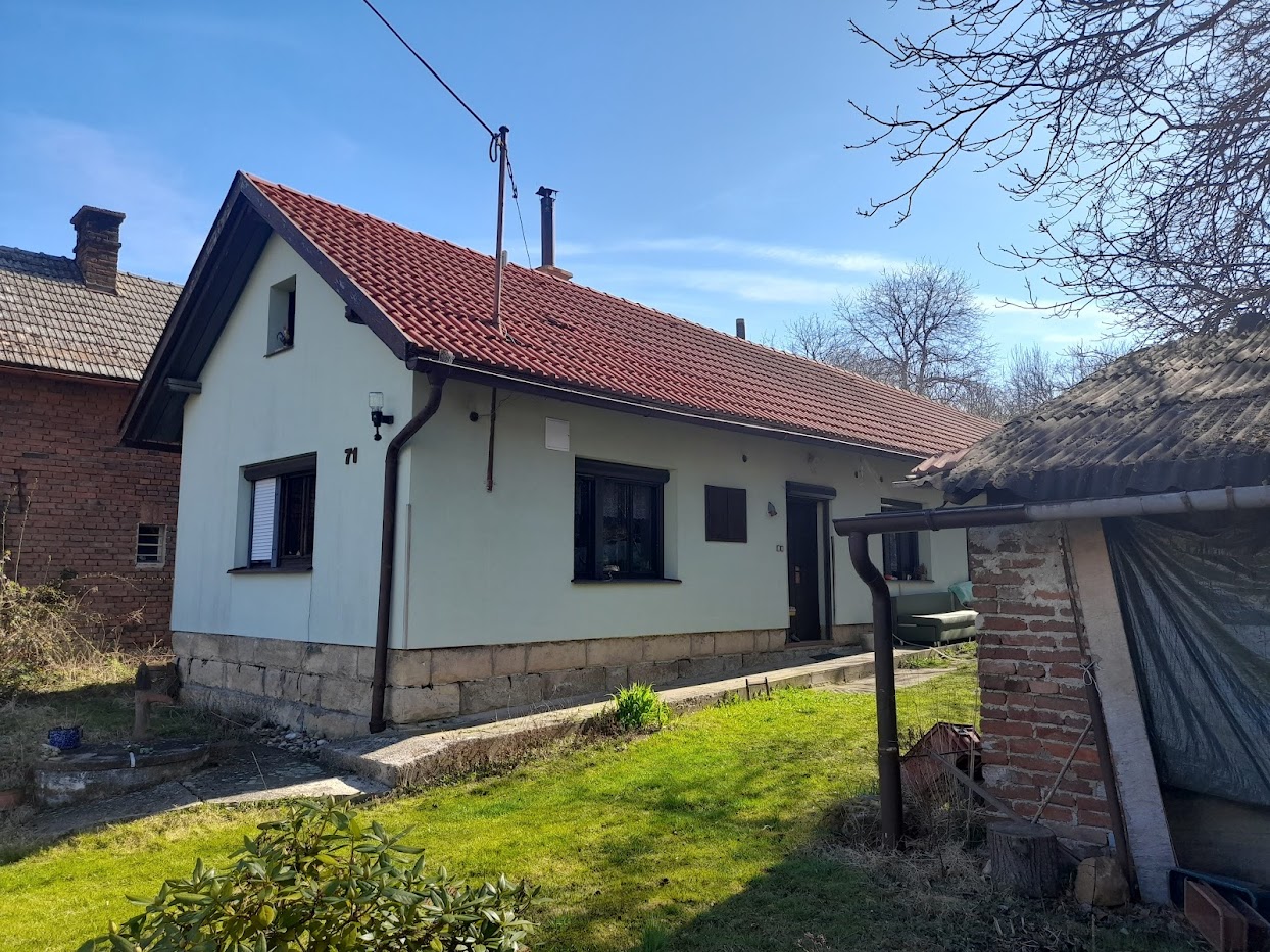 Pěkný domek v obci Slatiny, 10 km od Jičína