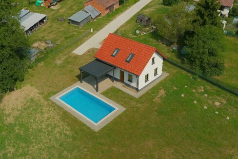 Nový dům s bazénem na venkově